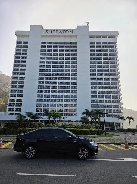 Post Valore: disponibilidade 24 horas no Sheraton Grand Rio, carro e fachada do hotel